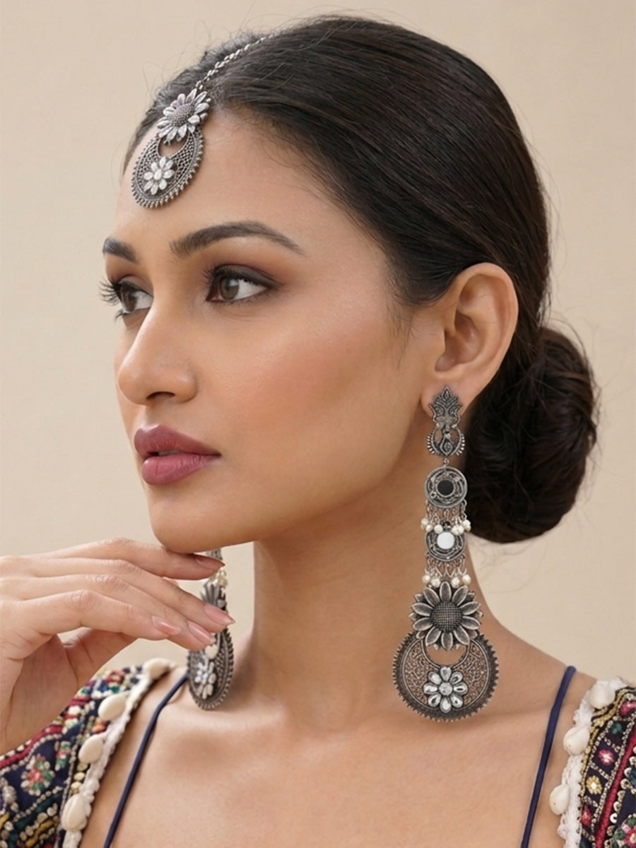 Kumud Earrings & Tikka