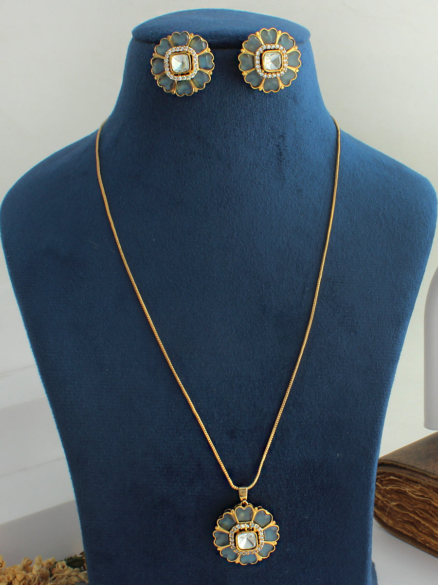 Bela Pendant Necklace Set