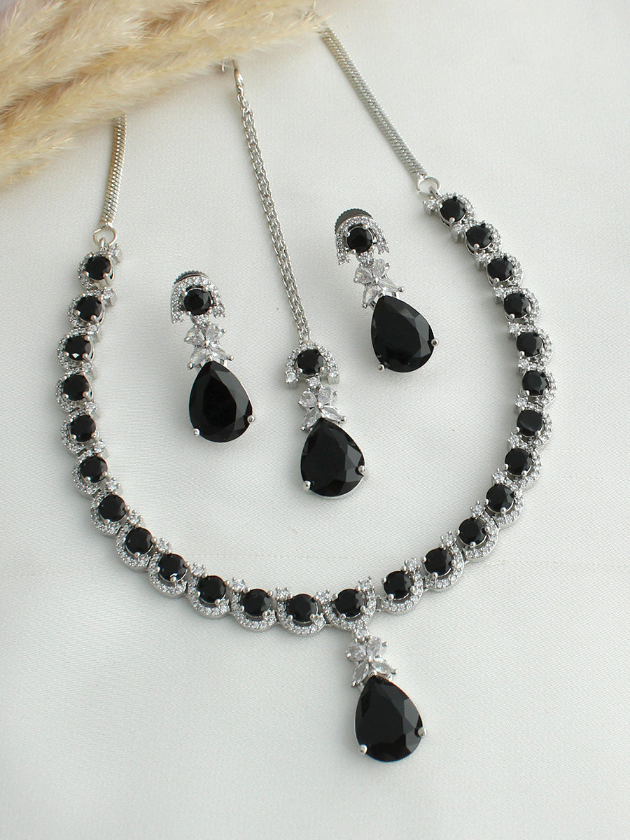Noha Pendant Necklace set