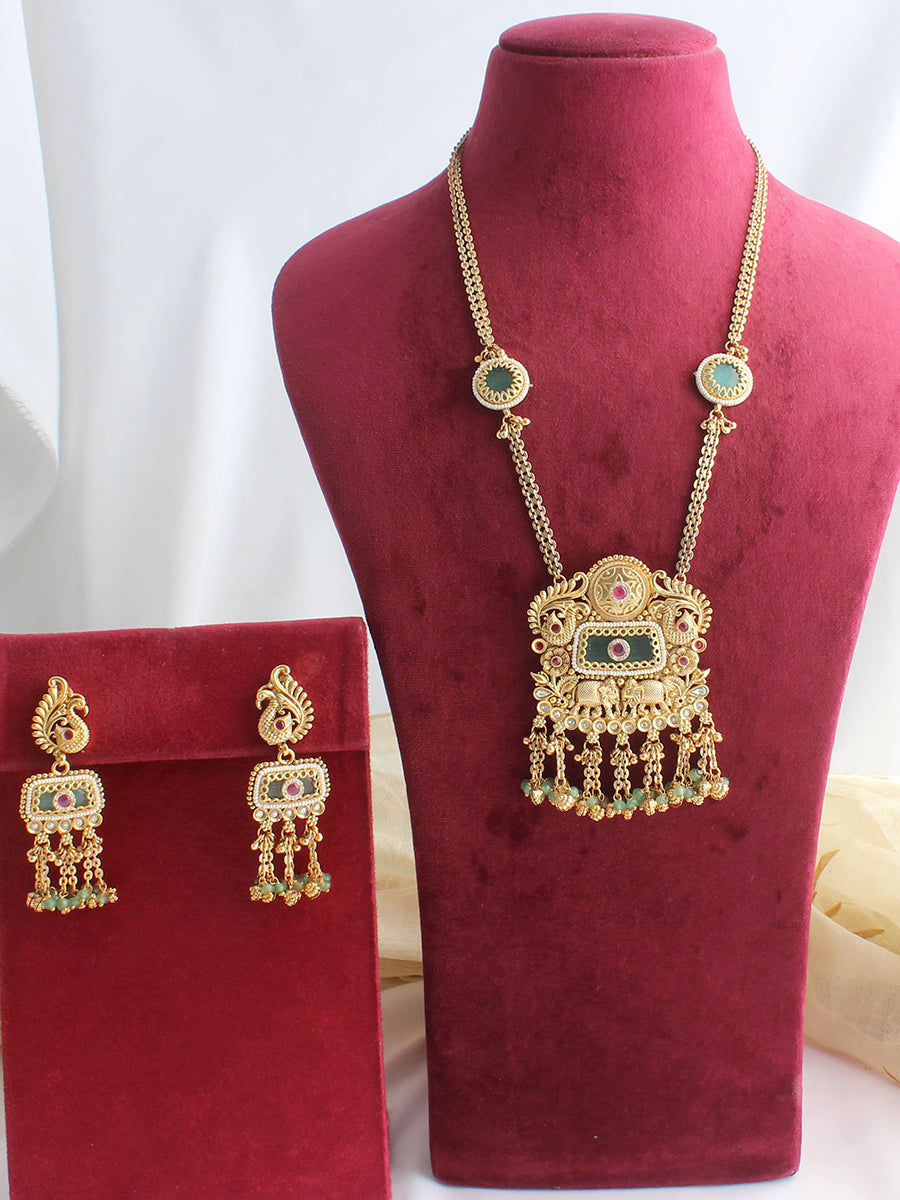 Urjita Pendant Necklace Set